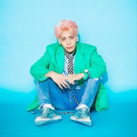Gaya eksentrik Jonghyun kerap ditunjukkan lewat perpaduan busana tak biasa. Seperti yang ia kenakan di pemotretan majalah i-D. Perpaduan mantel hijau, kemeja stripes, dasi polka dot serta sneakers metalik sangat kental dengan gaya pop-art. Foto: istimewa