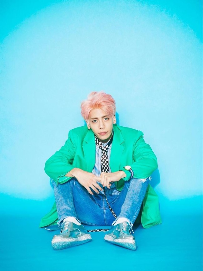 Gaya eksentrik Jonghyun kerap ditunjukkan lewat perpaduan busana tak biasa. Seperti yang ia kenakan di pemotretan majalah i-D. Perpaduan mantel hijau, kemeja stripes, dasi polka dot serta sneakers metalik sangat kental dengan gaya pop-art. Foto: istimewa
