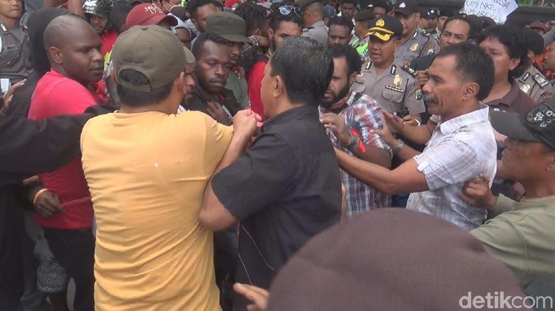 Demo Mahasiswa Papua Nyaris Bentrok dengan Kelompok Berseragam PP Demo Mahasiswa Papua Nyaris Bentrok dengan Kelompok Berseragam PP