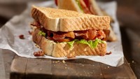 Selain roti dengan selai manis. Anda juga bisa membuat sandwich isi daging ayam yang enak. Cukup siapkan dua lembar roti, kemudian isi dengan daging ayam panggang, selada, tomat dan mayonnaise. Hmm, bisa jadi sajian sarapan sekaligus makan siang nikmat. Foto: iStock
