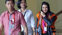 Bupati Kutai Kartanegara itu bersiap menjalani pemeriksaan di gedung KPK, Selasa (19/12/2017).