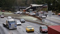 Gerbong-gerbong kereta jatuh dari jembatan ke jalan raya (Foto: Dok. REUTERS/Steve Dipaola)