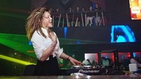 Menikmati dentuman musik dengan turntablenya. Foto: Dok. Instagram/dj_kattybutterfly36