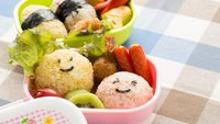 Nasi kepal dengan paduan sosis dan nugget juga bisa jadi pilihan lho. Tata nasi dan sosis dalam wadah kotak makanan. Nyam! Foto: iStock