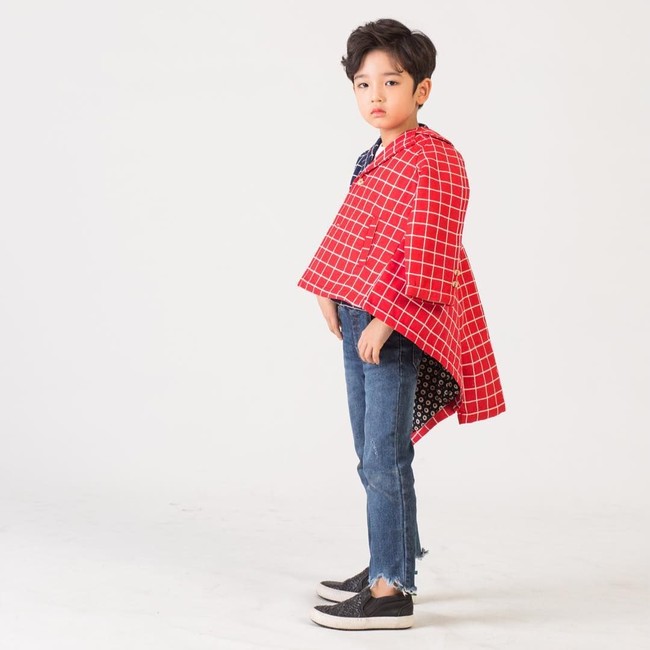 Lee Yoo juga menjadi sorotan karena kemampuan modellingnya yang luar biasa saat berjalan di catwalk. Meski usianya masih 6 tahun, Lee Yoo pernah menjadi model di acara Seoul Fashion Futures, fashion show yang menampilkan baju trendi anak-anak di Korea. Foto: Instagram