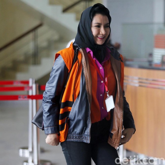 Bupati Kutai Kertanegara Rita Widyasari ditangkap KPK diduga karena kasus pencucian uang salah satunya melalui pembelian tas branded. Klik next untuk melihat deretan gaya Rita memakai tas branded dan jam tangan mewah yang totalnya mencapai miliaran rupiah. Foto: Agung Pambudhy
