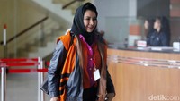 Meskipun sedang menjalani masa tahanan, ia tampak semingah menghadapi dan menjalaninya. Seperti terlihat difoto ini.