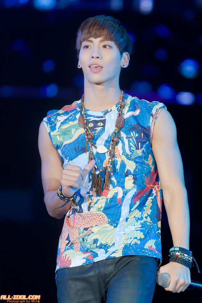 Kaus dengan motif atraktif sepertinya memang menjadi gaya favorit Jonghyun. Kali ini ia memakai t-shirt dari Lacoste L!VE saat tampil di sebuah konser musim panas. Foto: istimewa