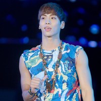 Kaus dengan motif atraktif sepertinya memang menjadi gaya favorit Jonghyun. Kali ini ia memakai t-shirt dari Lacoste L!VE saat tampil di sebuah konser musim panas. Foto: istimewa