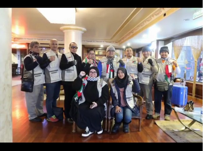 Kini Melly Goeslaw sudah tuba di Istanbul, Turki. Lewat akun Instagram pribadinya, ia bersama rombongan dari Indonesia langsung pergi ke tempat penampungan anak-anak Palestina.  Foto: Dok. Instagram