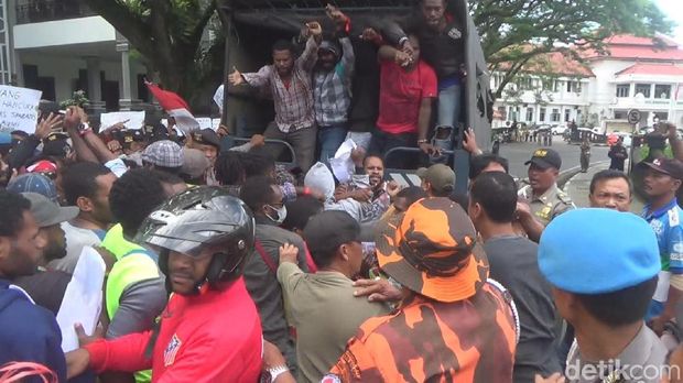 Demo Mahasiswa Papua Nyaris Bentrok dengan Kelompok Berseragam PP
