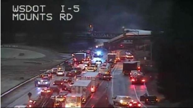Kereta Jatuh dari Jembatan di Washington, Beberapa Orang Tewas