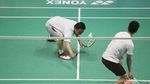 Lihat Aksi Menpora yang Jatuh Bangun Lawan Ricky/Candra