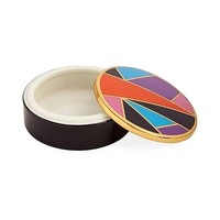 Kotak cincin bergaya retro dengan tutup bermotif geometris yang penuh warna ini juga bisa menjadi inspirasi. Foto: Pinterest