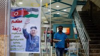Poster Kim Jong Un dipajang di depan restoran sebagai apresiasi atas pernyataannya yang mengecam Amerika Serikat soal Yerusalem sebagai ibu kota Israel.