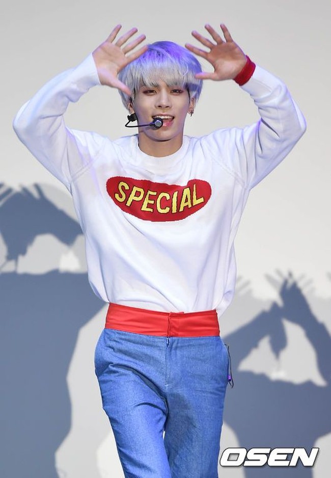 Jonghyun termasuk idol yang suka gonta-ganti warna rambut. Mulai dari cokelat, biru, pink hingga pirang platinum. Foto: istimewa