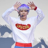 Jonghyun termasuk idol yang suka gonta-ganti warna rambut. Mulai dari cokelat, biru, pink hingga pirang platinum. Foto: istimewa
