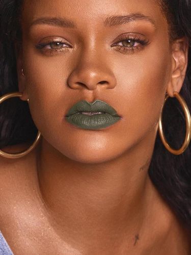 Rihanna Rilis Lipstik Warna warna Aneh Hijau Hingga Ungu 