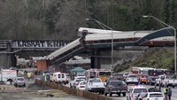 Disebutkan 5 kendaraan dan 2 truk semi trailer yang tengah melintas disebutkan terdampak kecelakaan kereta ini.  (Foto: Dok. REUTERS/Steve Dipaola)