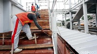 Pekerja tengah mengerjakan pembangunan stasiun Cakung, Jakarta Timur, Selasa (19/12/2017).