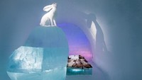 Kamar bertema White Rabbit yang menampilkan kelinci. Sekitar 30 ribu kubik meter salju dan es digunakan untuk membangun hotel ini (IceHotel)