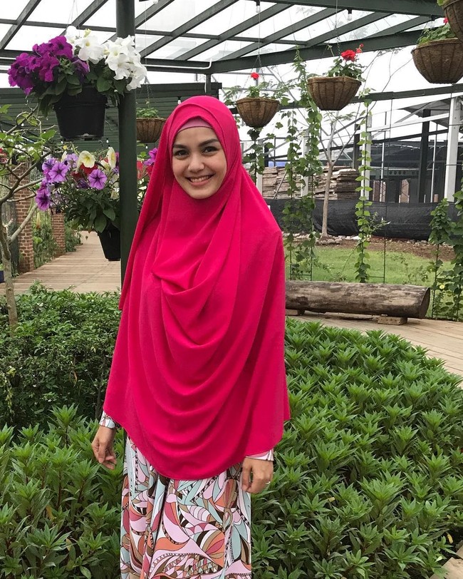 Penampilan wanita kelahiran 24 Juni 1994 itu kali ini terlihat cerah dengan khimar warna merah polos. Perpaduan kerudung Nadya Almira yang polos tampak tidak monoton ketika dipadankan dengan gamis penuh motif. Foto: Dok. Instagram @nadya_almira