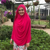 Penampilan wanita kelahiran 24 Juni 1994 itu kali ini terlihat cerah dengan khimar warna merah polos. Perpaduan kerudung Nadya Almira yang polos tampak tidak monoton ketika dipadankan dengan gamis penuh motif. Foto: Dok. Instagram @nadya_almira