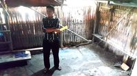 Gubuk-gubuk bekas produksi petasan 'disulap' jadi kandang ayam dan bebek.