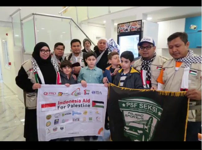 Melly Goeslaw juga bercerita di Instagram kalau di tempat penampungan anak Palestina banyak yang sudah kehilangan keluarganya. Kami tadi langsung ke tempat di mana di sana menampung anak2 Palestina yang Alhamdulillah lolos keluar dari Palestina , namun ada yang sdh kehilangan ayah, kehilangan ibu, bahkan kehilangan keluarganya semua, begitu sepenggal caption Melly di Instagram. Foto: Dok. Instagram