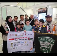 Melly Goeslaw juga bercerita di Instagram kalau di tempat penampungan anak Palestina banyak yang sudah kehilangan keluarganya. Kami tadi langsung ke tempat di mana di sana menampung anak2 Palestina yang Alhamdulillah lolos keluar dari Palestina , namun ada yang sdh kehilangan ayah, kehilangan ibu, bahkan kehilangan keluarganya semua, begitu sepenggal caption Melly di Instagram. Foto: Dok. Instagram