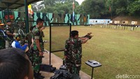 Dor! Begini aksi Marsekal Hadi saat menembak.