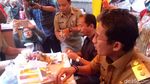 OK OCE! Begini Sibuknya Sandiaga di Dapur Stan Ayam Goreng
