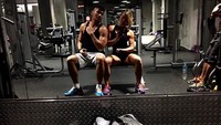 Nggak cuma jago dance, Agnes Monica juga rajin angkat beban. Lihat saja badannya yang sangat berotot. (instagram @myfitnezdiary)