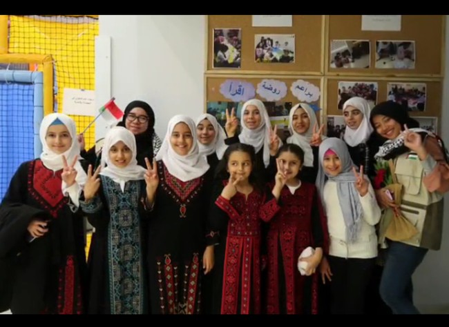 Melly Goeslaw pun sempat bertemu dengan anak-anak perempuan Palestina yang cantik berhijab. Alhamdulillah masih sempat bertemu beberapa anak. Yang mana mereka menyambut kami dengan puisi2 yang mereka tulis sendiri menyuarakan hati mereka, ujarnya lagi.  Foto: Dok. Instagram