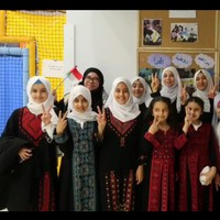 Melly Goeslaw pun sempat bertemu dengan anak-anak perempuan Palestina yang cantik berhijab. Alhamdulillah masih sempat bertemu beberapa anak. Yang mana mereka menyambut kami dengan puisi2 yang mereka tulis sendiri menyuarakan hati mereka, ujarnya lagi.  Foto: Dok. Instagram