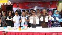 Kapolda Jatim Irjen Machfud Arifin dan undangan memamerkan barang bukti narkoba yang akan dimusnahkan/Foto: Istimewa