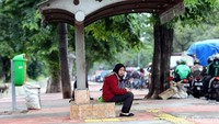 Pejalan kaki bisa menikmati berjalan di atas trotoar dengan nyaman, asalkan tak ada PKL di sepanjang jalan tersebut.