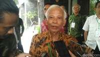 Pak Kasmujo menyebut Jokowi disiplin dalam menyusun skripsi (Foto: Usman Hadi/detikcom)