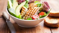 Kalau sedang berdiet, Anda juga dapat menyiapkan salad. Siapkan sayuran segar yang ada di rumah seperti selada, tomat ceri, alpukat hingga potongan dada ayam yang dipanggang untuk menambah protein. Bisa juga tambahkan sedikit mayonnaise, dan kentang rebus. Foto: iStock