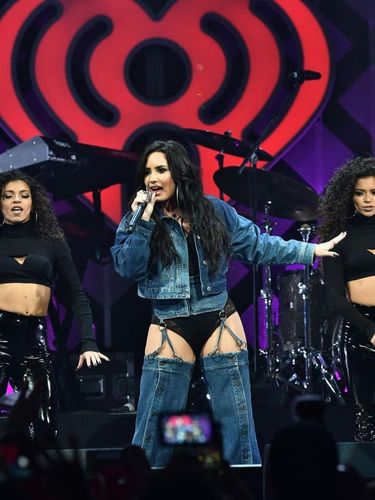 Demi Lovato Pakai Baju Denim yang Modelnya Bikin Netizen Bingung