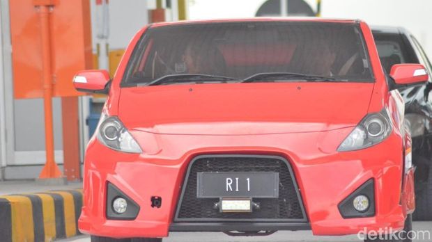 Jokowi Jajak Mobil Listrik di Tol Sumo.