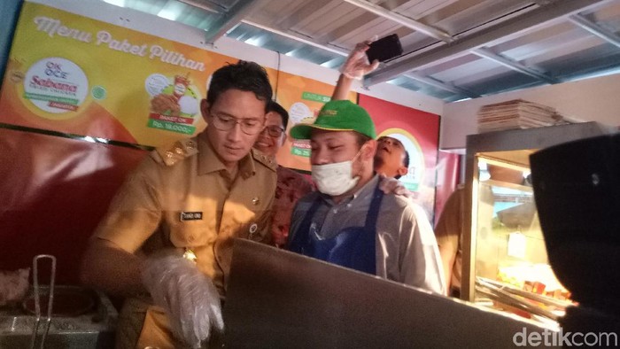 Gaya Sandiaga Goreng Ayam saat Resmikan Stan OK OCE