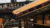 Puluhan orang mengalami luka-luka dan telah dibawa ke rumah sakit (Foto: Dok. Courtesy Brooke Bova/Washington State Patrol/Handout via REUTERS)