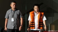 Novanto pun tampak menyunggingkan senyum usai menjalani pemeriksaan di KPK.