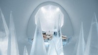 Suite White Desert yang dikelilingi oleh potongan es tajam. Kamar ini didesain oleh Timsan Harding dan Fabian Jacquet Casado (IceHotel)