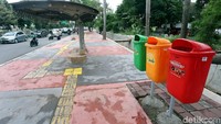 Di sepanjang jalur pedestrian itu pun tersedia tempat sampah berwarna-warni. Semoga saja masyarakat pun bisa menikmati jalur pedestrian dan menjaga kebersihannya dengan tidak membuang sampah sembarangan yaa...