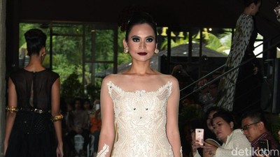 Foto: 20 Koleksi Terbaru Adji Notonegoro Batik Prada Nusantara