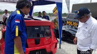 Menteri Pekerjaan Umum dan Perumahan Rakyat Basuki Hadimuljono mengecek mobil listrik yang akan dijajal Presiden Jokowi.