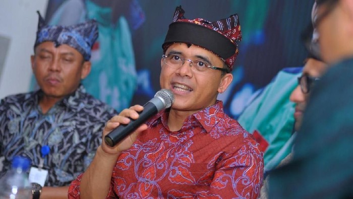Dinilai Berprestasi, Bupati Anas Terima Leadership Award
