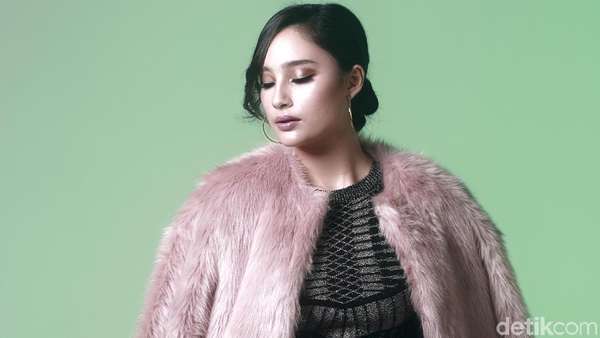 Cantiknya Tatjana Saphira dengan Jaket Bulu Cantiknya Tatjana Saphira dengan Jaket Bulu